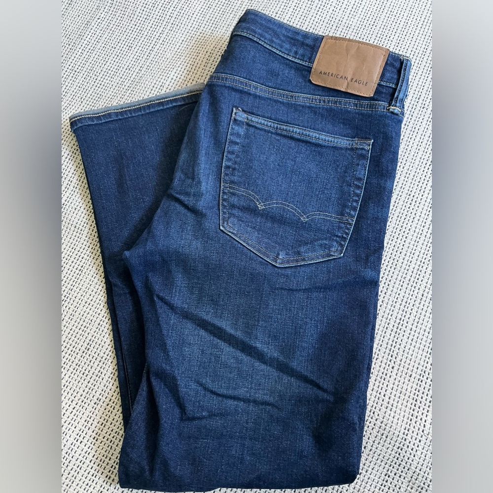 AEO MENS Slim Straight Jean Airflex + Medium Wash